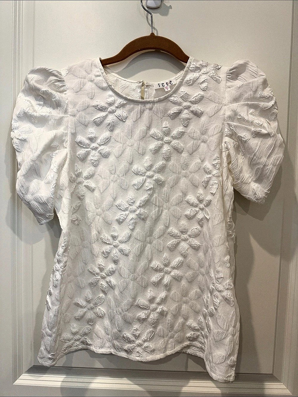 TCEC Floral Puff Sleeve Blouse in White Size Small Like New